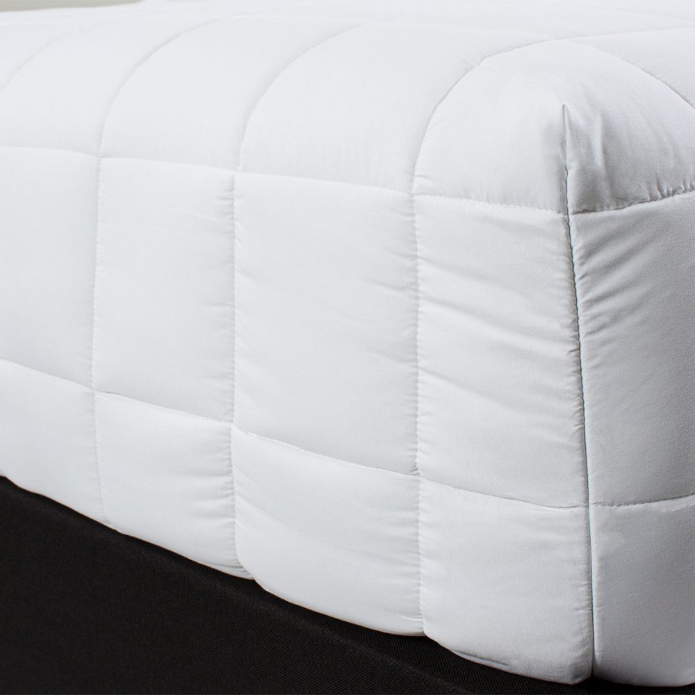 Image of DreamGreen Snug Quilt - White