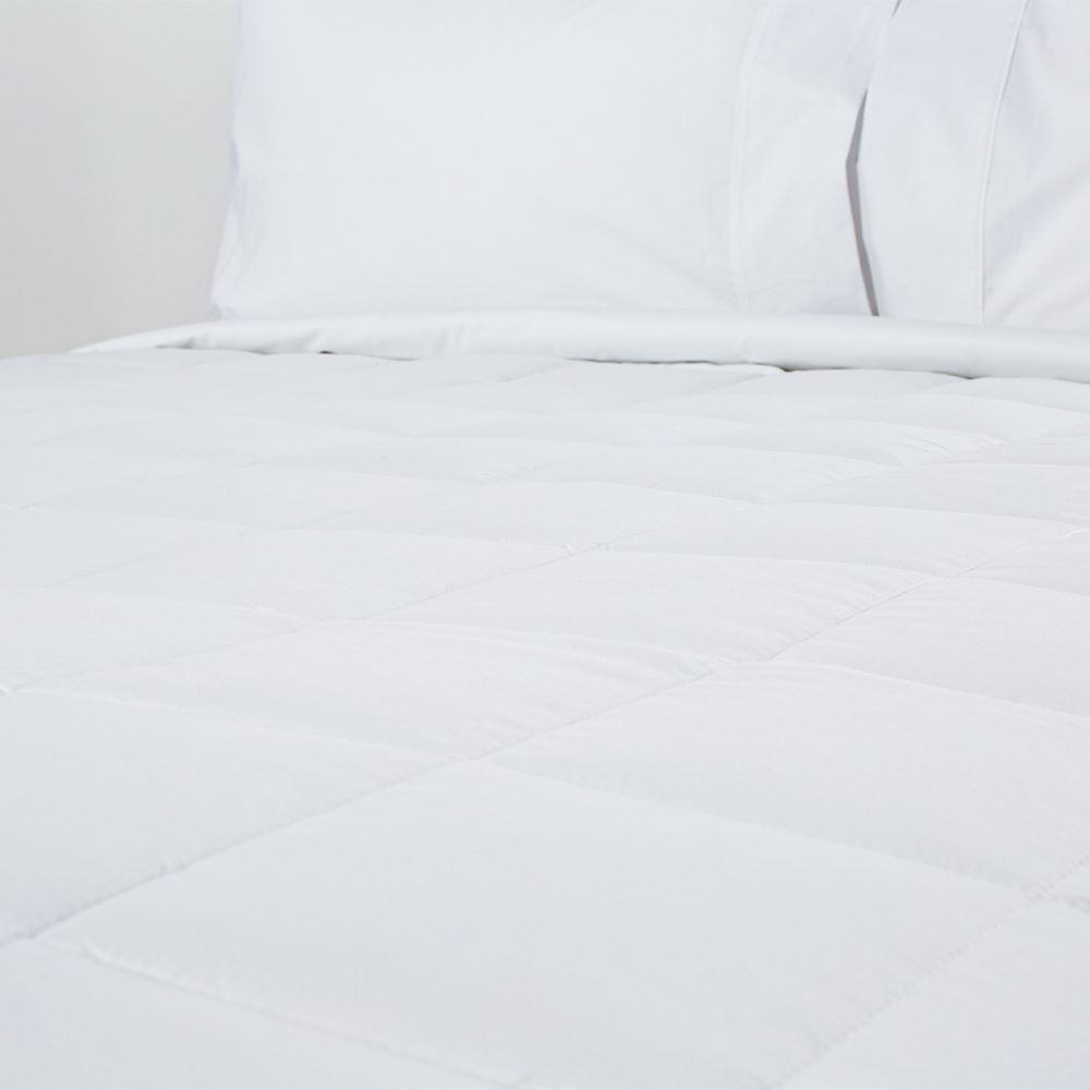 Image of DreamGreen Snug Quilt - White