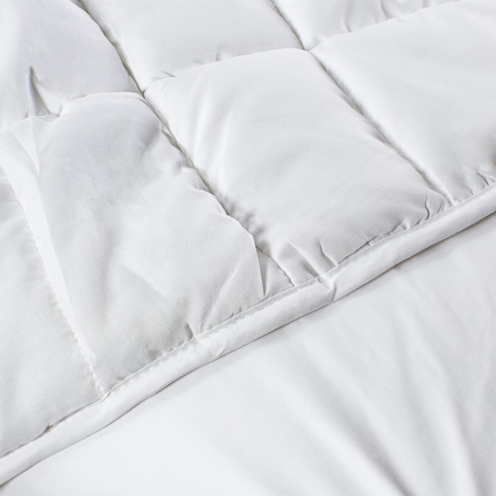 Image of DreamGreen Snug Quilt - White